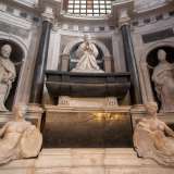 Alle sue spalle, non meno imponente, ammiriamo il monumento sepolcrale di Bona Sforza, realizzato a Napoli fra il 1589 e il 1595, innalzato in memoria della duchessa di Bari di cui ospita le spoglie. La Sforza � qui rappresentata da una statua di marmo bianco immacolato mentre � in ginocchio e con le mani giunte in atto di preghiera. Su di lei vegliano San Stanislao e San Nicola